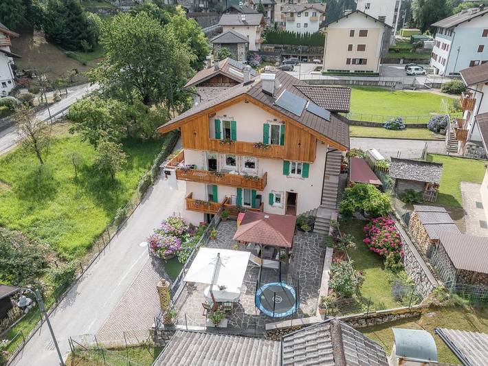 Gîte pour 10 personnes, avec Balcon et Terrasse ainsi que Jardin et Vue à Canal San Bovo