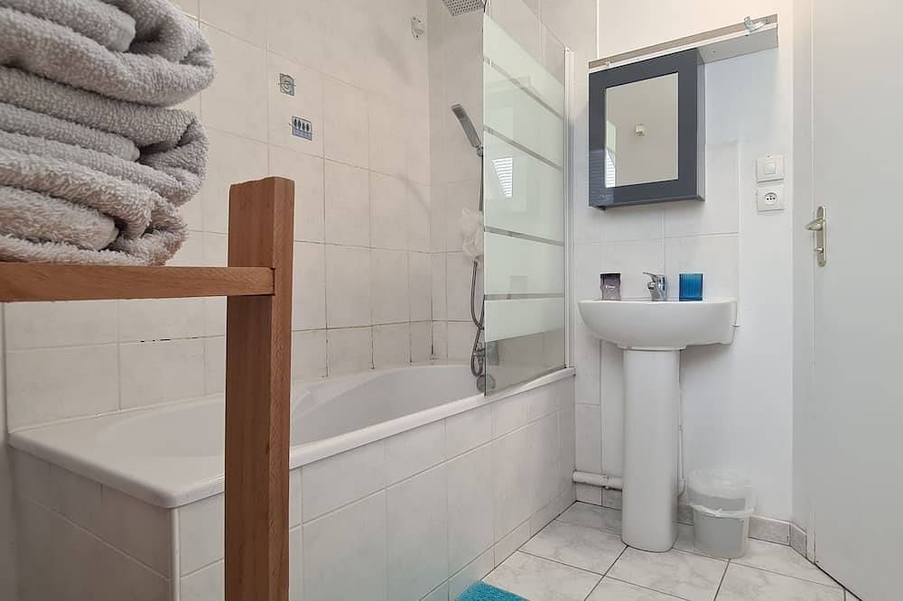 Lovely house with private parking/covered terrace close to beaches and amenities. in Douarnenez, Quimper und Umgebung