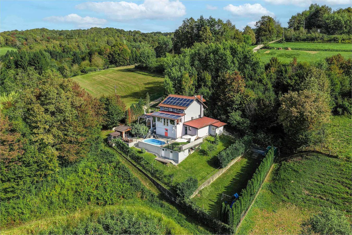 Riverside House with Pool and Hot Tub in Karlovac, Karlovac und Umgebung
