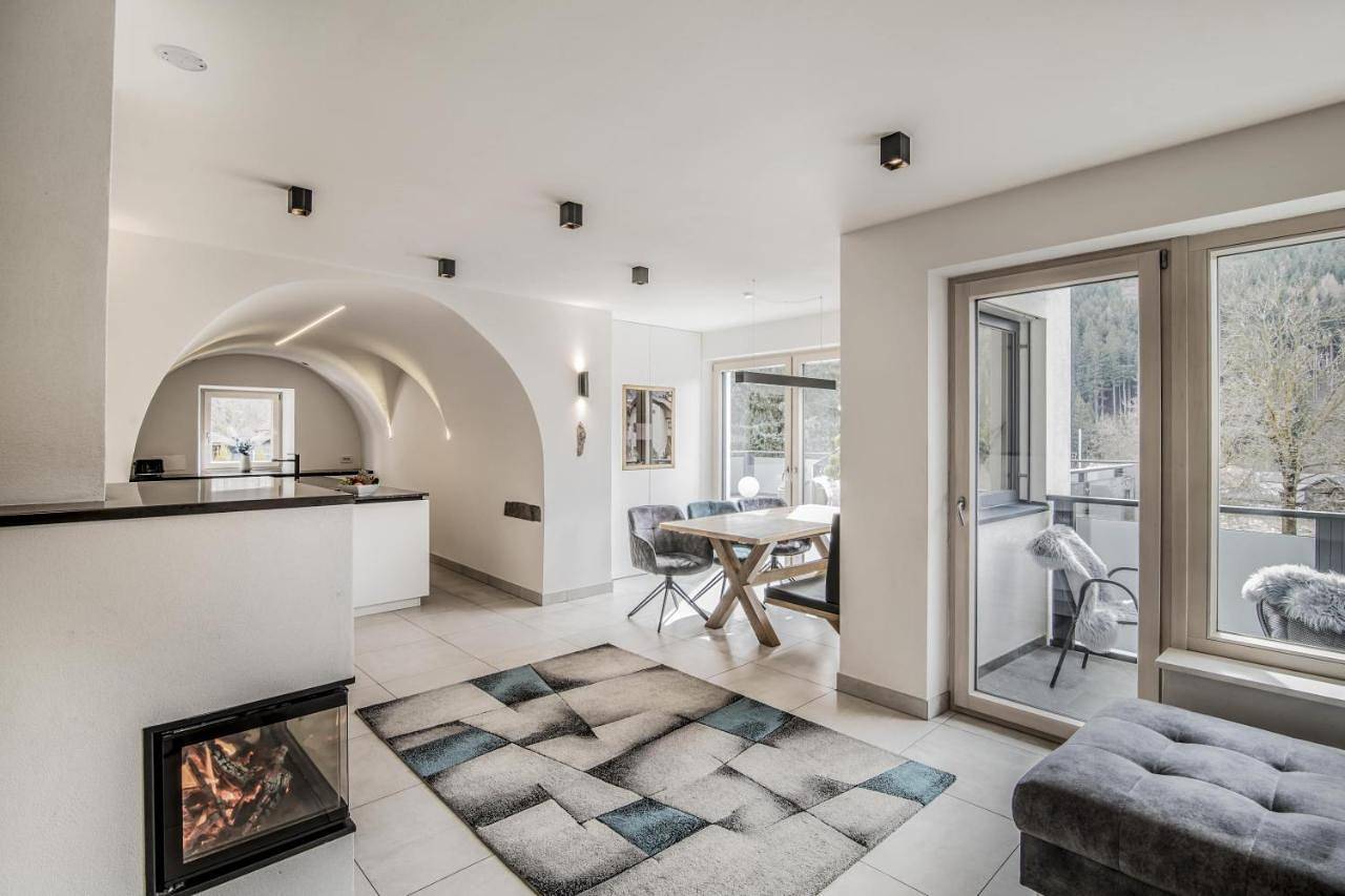 Ganze Wohnung, Stylish Alpine Apartment with Terrace, Fireplace & Mountain View near Sterzing - Villa Tribulaunblick in Gossensaß, Brenner