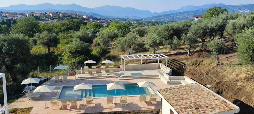 Appart’hôtel pour 2 personnes, avec vue ainsi que jardin et piscine - 1