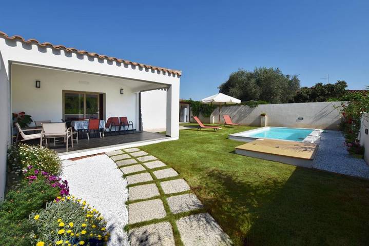 Ferienwohnung für 3 Personen, mit Terrasse und Garten sowie Pool