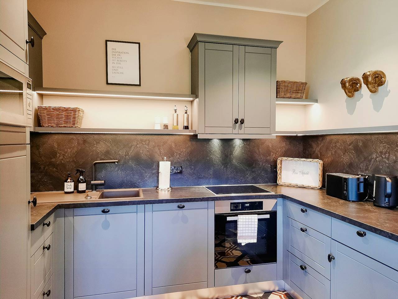 Ganze Wohnung, Forsthaus-Chic: Apartement mit See- und Waldblick in Friedeburg, Nordseeküste