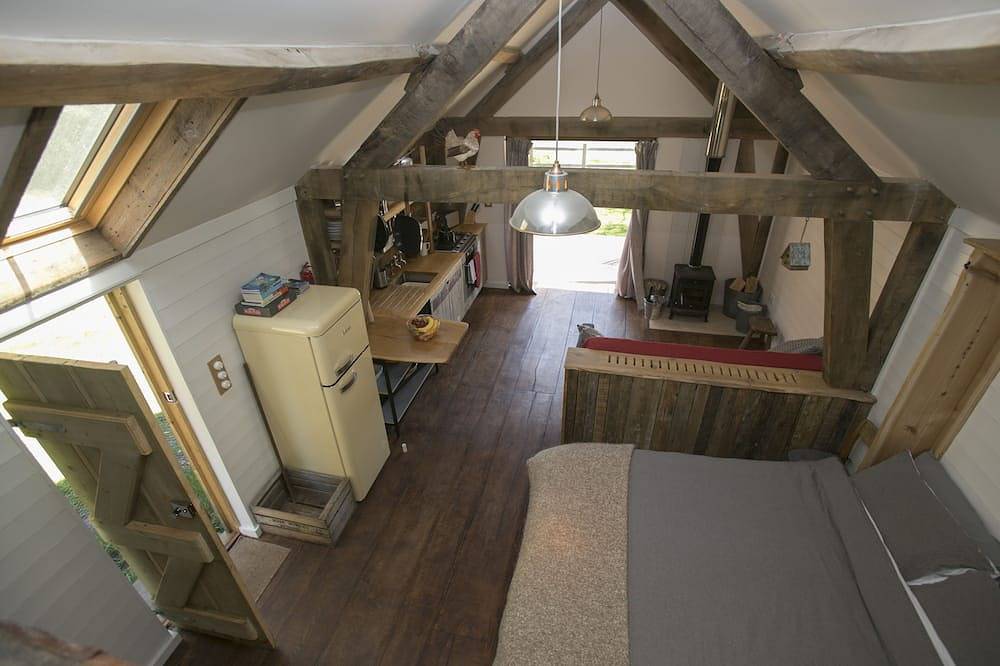 Idyllic Log Cabin with Log-fired Hot Tub nestled in a Forest Clearing in Dorset