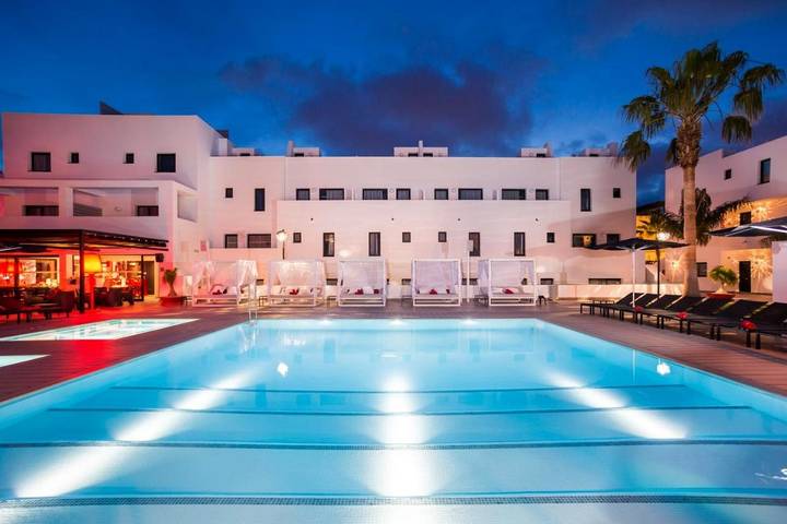 Apartamento para 2 personas, con Jacuzzi y Terraza además de Jardín y Sauna en Playa d'en Bossa