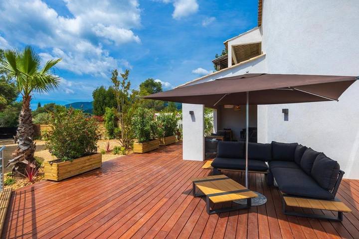 Chambre d’hôte pour 4 personnes, avec terrasse ainsi que piscine et vue