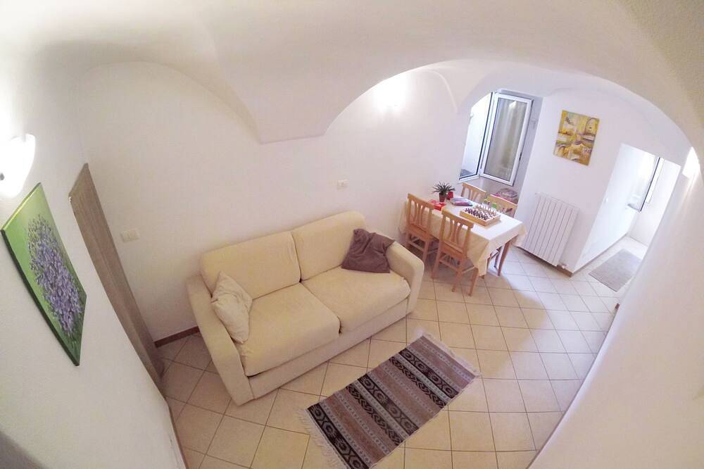 Apartment in a historic building 80 mtr from the beach. Wifi and Airco.  in Borghetto Santo Spirito, Riviera di Ponente