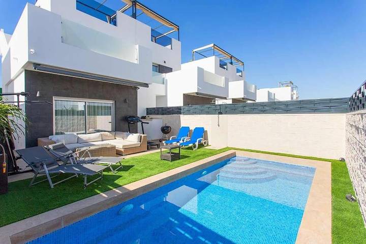 Villa voor 6 personen, with terras and whirlpool as well as zwembad in Rojales