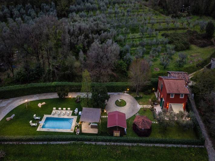 Agriturismo per 6 persone, con giardino e piscina, adatto a famiglie con bambini a Capannori
