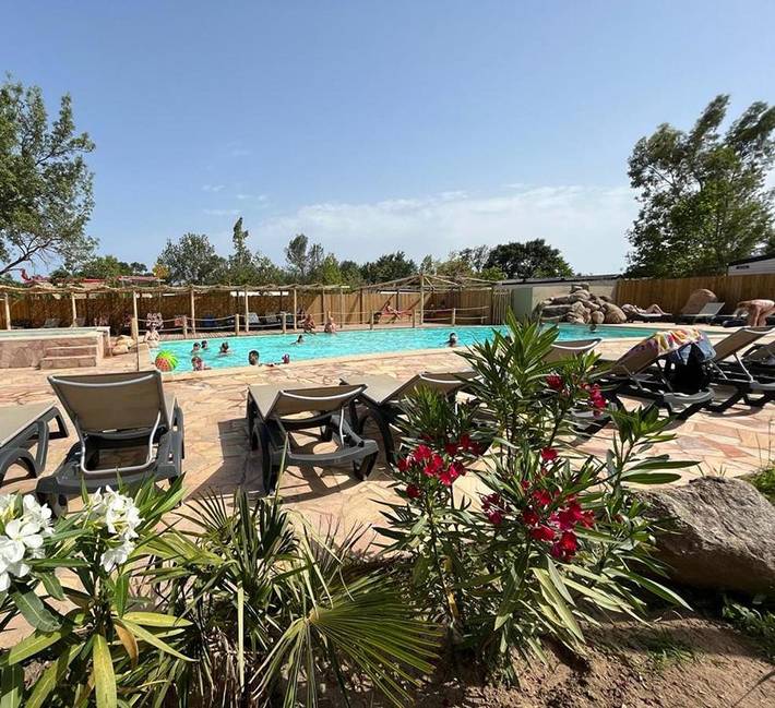 Camping pour 6 personnes, avec jacuzzi et bassin pour enfant ainsi que piscine et jardin, adapté aux familles