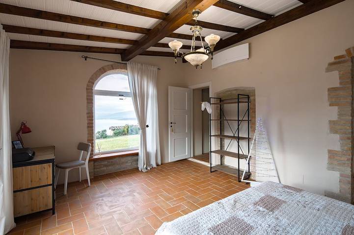 Villa Marghi, moderna villla con piscina a sfioro con vista sul Lago Trasimeno in Magione, Lago Trasimeno
