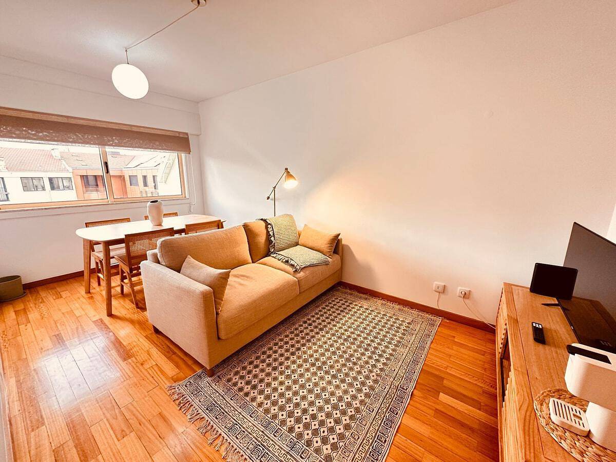 Apartamento inteiro, Apartamento acolhedor em Nevogilde — a 1 km do centro da cidade, com Wi-Fi e água quente! in Nevogilde, Porto