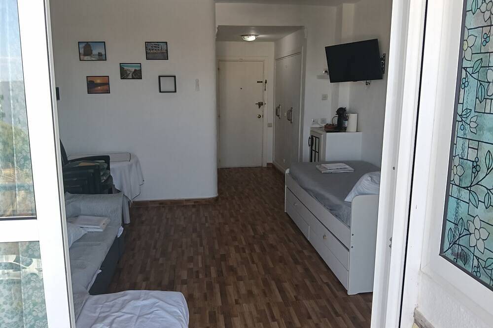 Apartamento entero, Estudio 'A 100m de la Playa' con Piscina Compartida, Terraza Privada y Wi-Fi in Matalascañas, Almonte