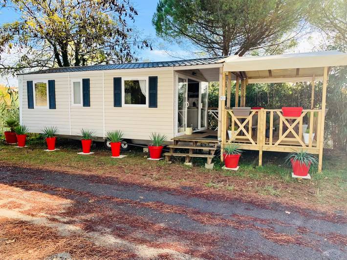 Camping pour 4 personnes, avec piscine ainsi que vue et terrasse