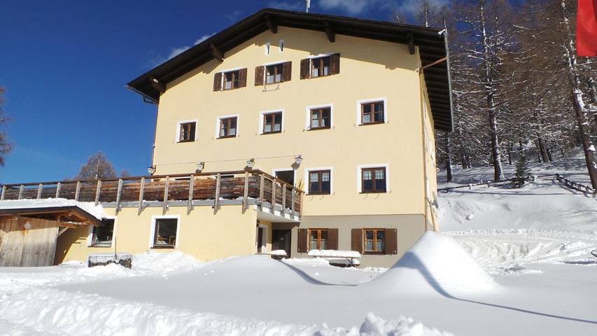 Ferienhaus für 13 Personen, mit Ausblick und Garten, kinderfreundlich in Zams