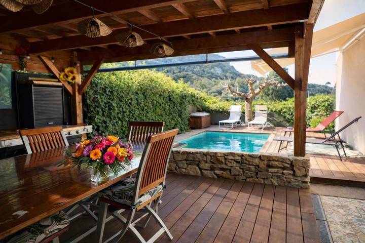 Chalet para 4 personas, con jardín además de vistas y piscina - 1
