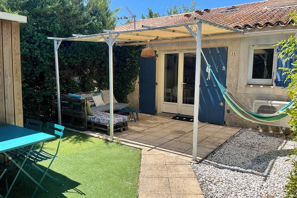 Maisonnette in the heart of Provence in a residence with shared swimming pool in Eyguières, Region de Arles