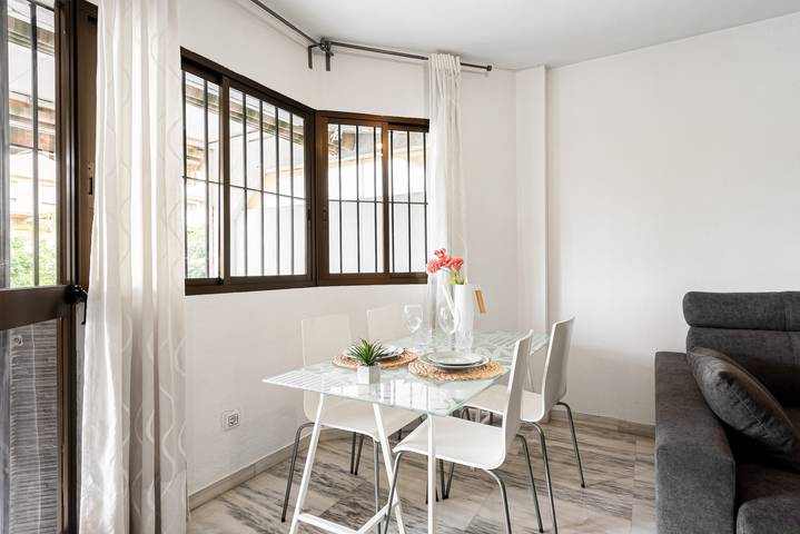 Entire apartment, Apartment 'Apartamento Mefistofeles' with Private Terrace, Wi-Fi & Air Conditioning in Malaga, Cordillera Penibética