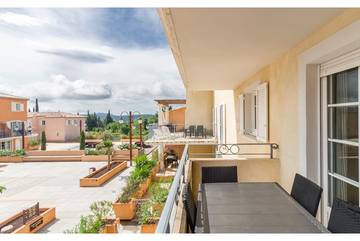 Gîte pour 2 personnes, avec piscine ainsi que jardin et balcon à Callian