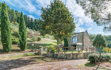 Gîte pour 6 personnes, avec terrasse et piscine, adapté aux familles à Dicomano