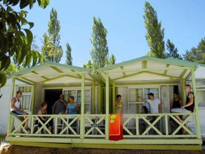 Camping pour 8 personnes, avec piscine et terrasse, animaux acceptés