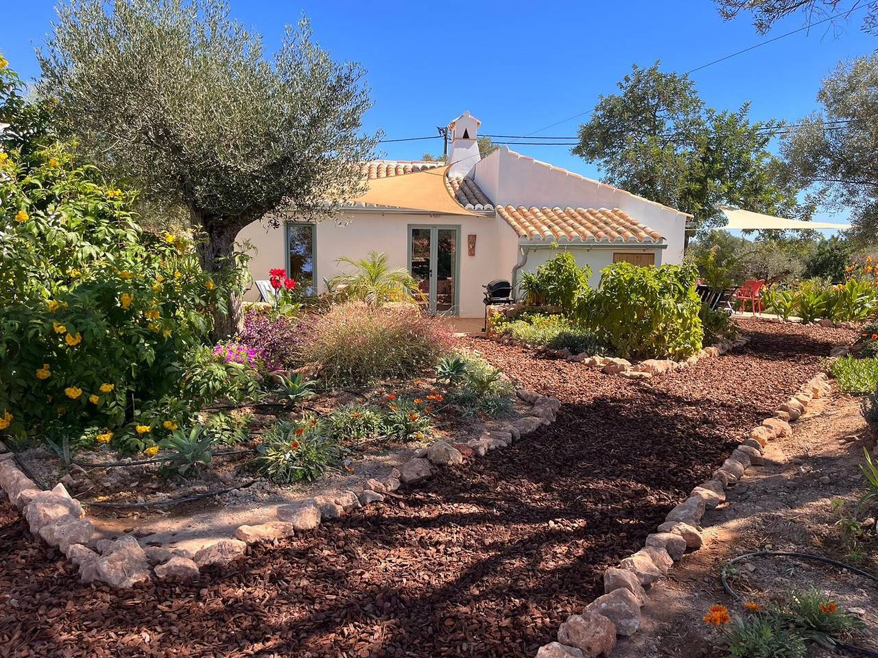 Casa vacanze 'Casa Frango' con vista sulle montagne, piscina condivisa, giardino e Wi-Fi in Moncarapacho, Parque Natural da Ria Formosa