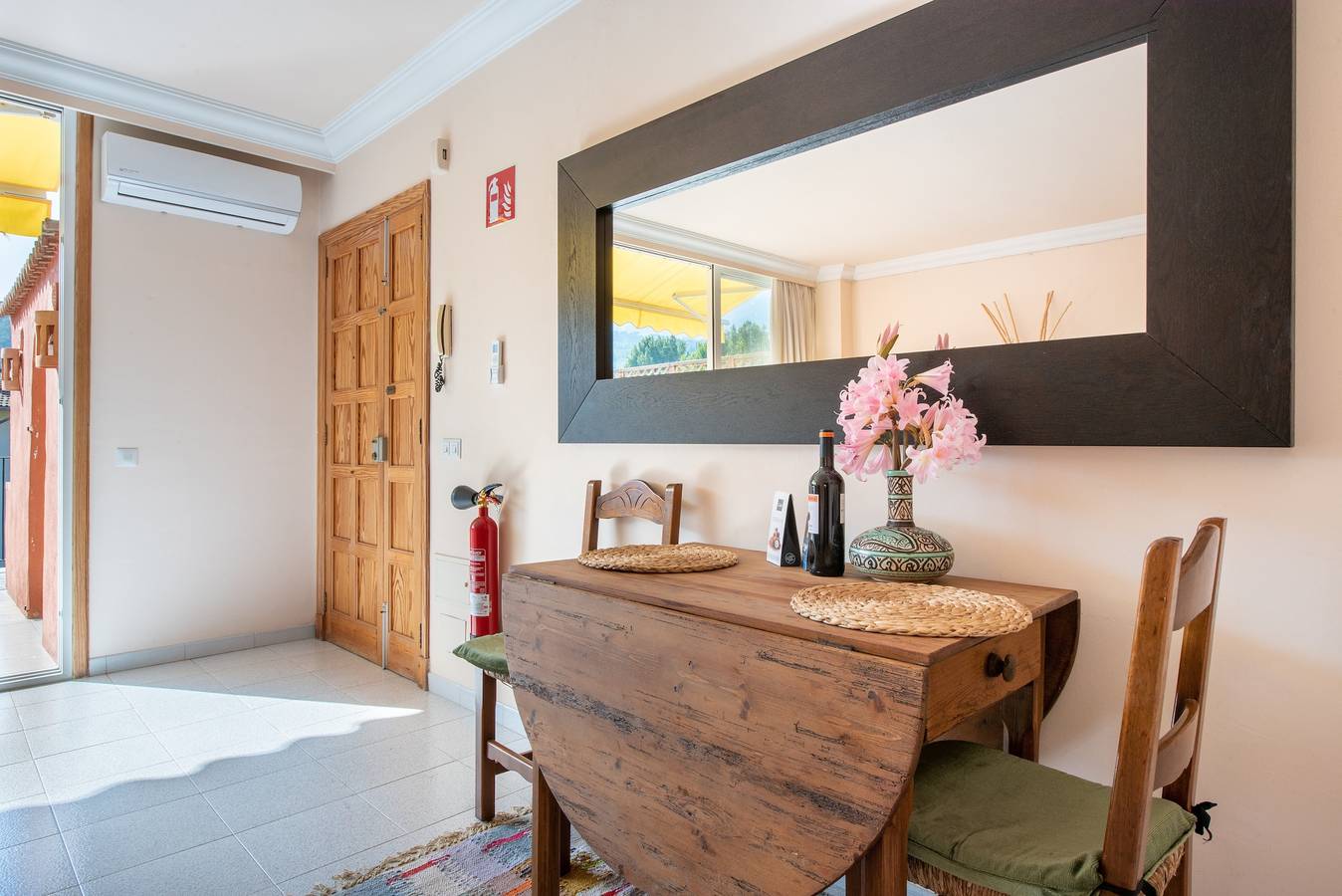Appartement Carla vlak bij het strand met ruim balkon, bergzicht, wifi en airco, foto 11