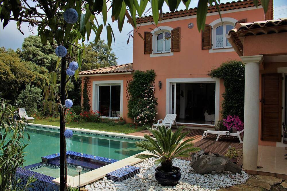 Villa sur terrain en restanque arboré  avec belle piscine / spa, à 1km de la mer in Six-Fours-les-Plages, Côte méditerranéenne (France)