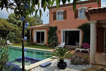 Villa pour 6 personnes, avec jacuzzi ainsi que jardin et terrasse à Six-Fours-les-Plages