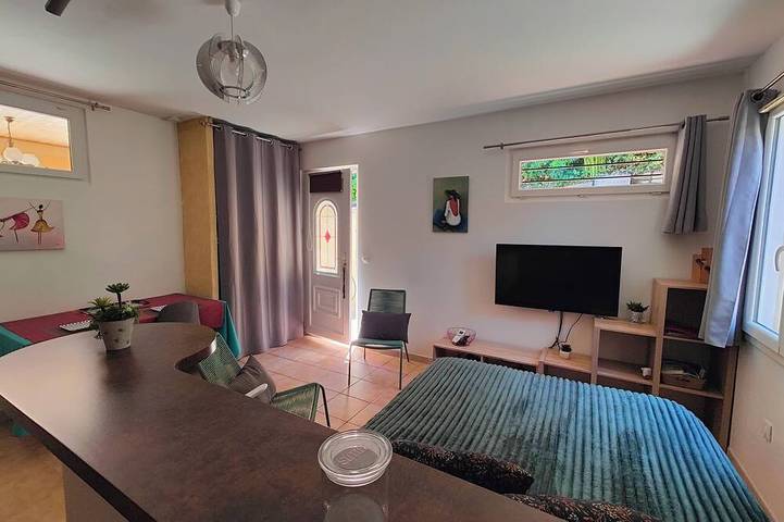 Entire apartment, Comfortable, air-conditioned studio with a private pool, a 5-minute drive from the ocean in Saint-Paul-de-Vence, Mediterranean Coast (France)