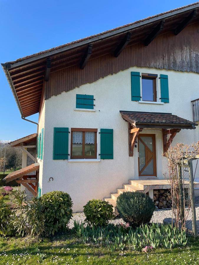Location de vacances pour 4 personnes, avec vue ainsi que jardin et terrasse à Brenthonne