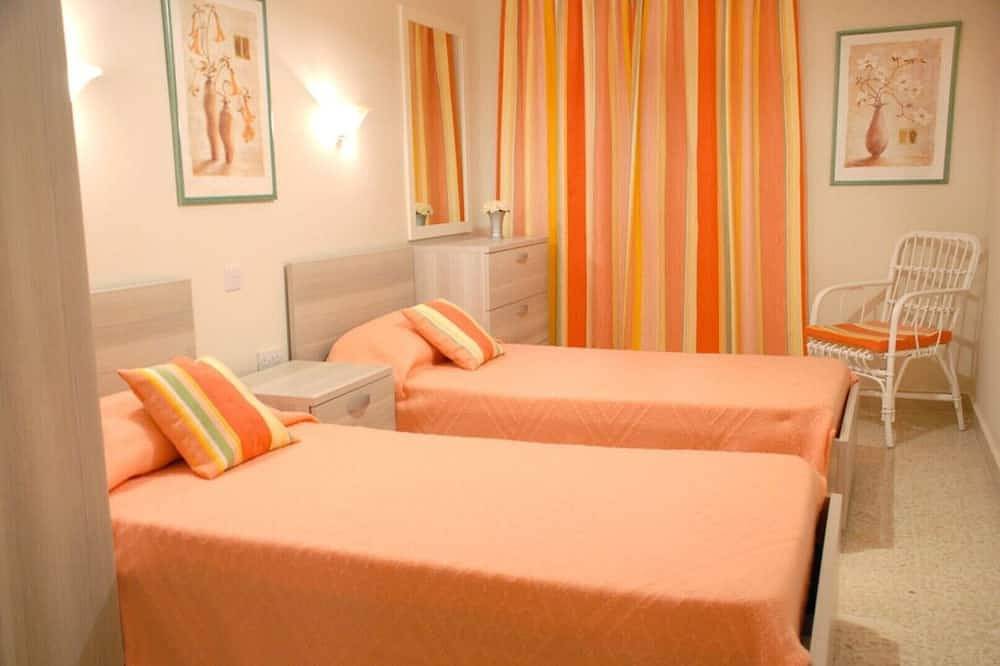 Ganze Wohnung, Superb villa 3, inviting pool and spacious outside space.Fully airconditioned. in il-Mellieha, Mellieha