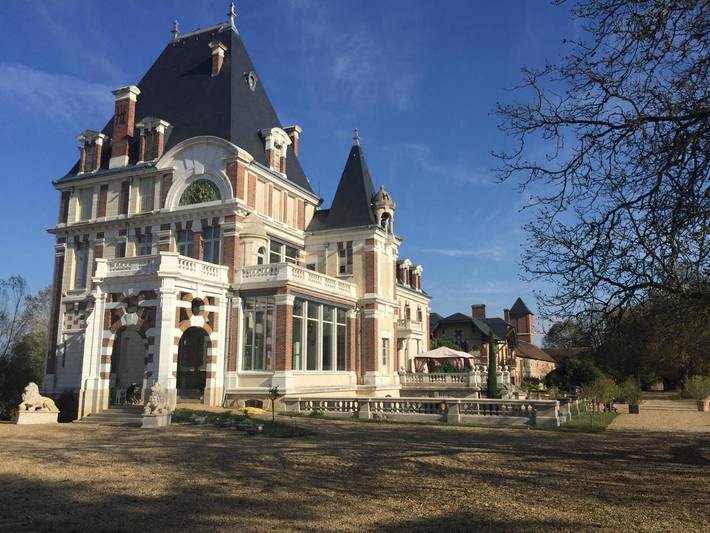 Location de vacances pour 2 personnes, avec Terrasse et Jacuzzi ainsi que Jardin et Piscine à Bléneau