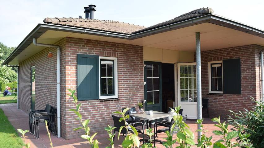 Vakantiehuis voor 8 personen, with terras and zwembad as well as tuin in Voorthuizen