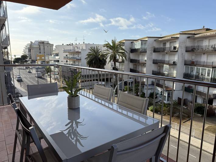 Entire apartment, Apartment in Roses, near beach, amenities on foot in Platja de Sant Margarida (Roses), Roses