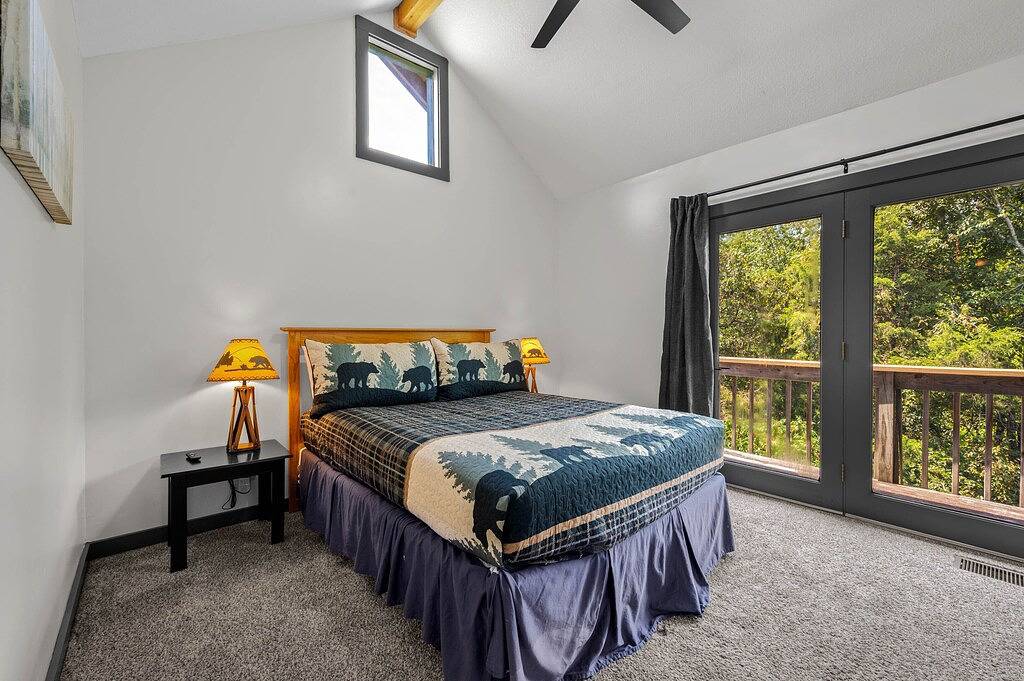 2 Kings > Hot Tub > Location > Pool Table > Arcade > Full Kitchen>Fire Pit 🔥 in Sevierville, Sevier County