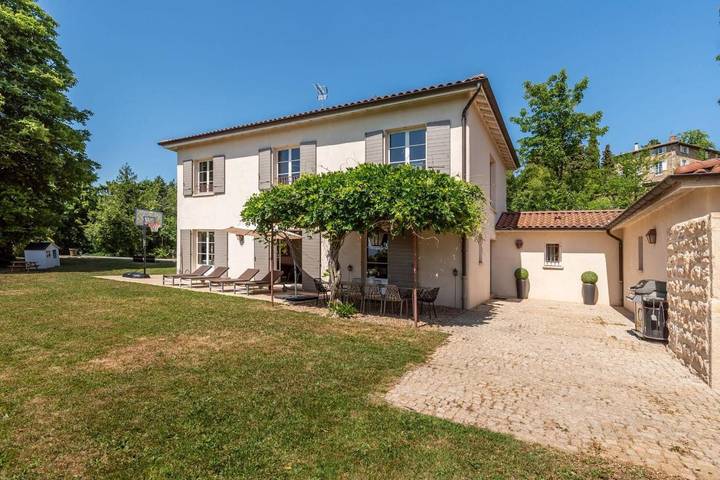 Location de vacances pour 13 personnes, avec jardin et piscine à Saint-Didier-au-Mont-d'Or