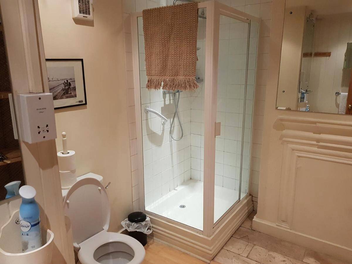 Standard Twin Room with Shared Bathroom in Hertfordshire