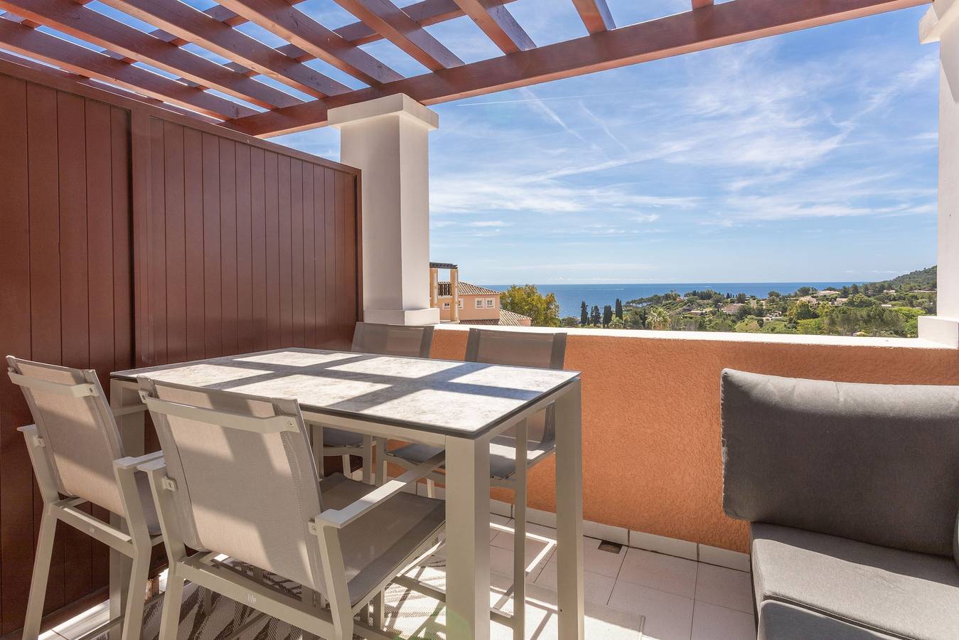 Appartement entier, Appartement 'Cap Esterel - Piscine' avec vue sur la mer, Wi-Fi et climatisation in Cap Estérel, Saint-Raphaël