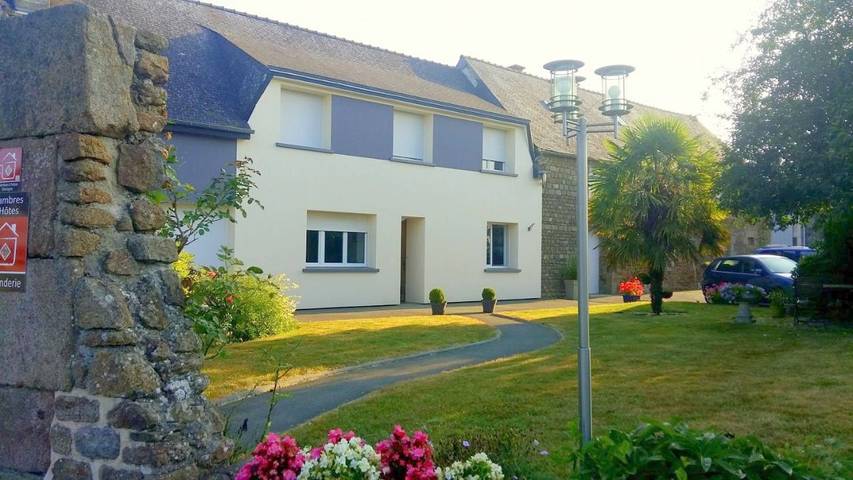 Chambre d’hôte pour 3 personnes, avec jardin et terrasse à Bazouges-la-Pérouse