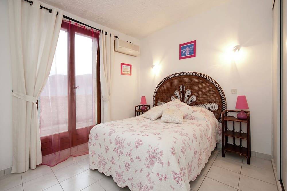 Villa in Bagnols with Pool & Near Nature Parks in Bagnols-en-Forêt, Mediterranean Coast (France)
