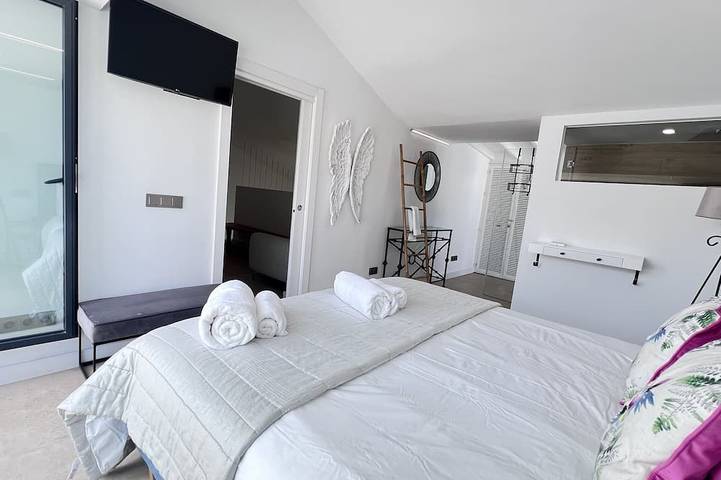 Moderna Villa con Piscina, a 30 Metros de la Playa, en la Mejor Zona de Marbella in Marbella West, Marbella