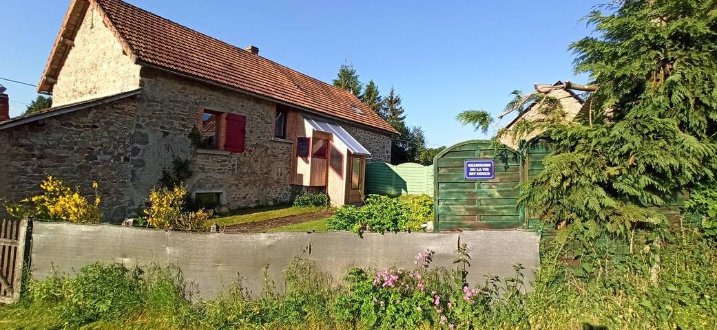 Gîte pour 6 personnes, avec terrasse à Giat