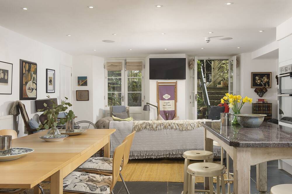 Entire apartment, Hypatia Apartment - Stunning Apartment. Close To Beaches. Dog Friendly in Penzance, Cornwall