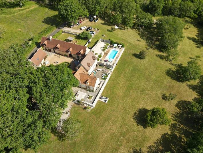 Location de vacances pour 2 personnes, avec Terrasse et Jardin ainsi que Piscine et Vue à Azerat