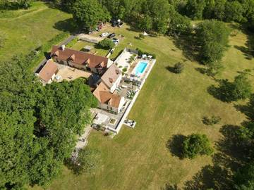 Location de vacances pour 2 personnes, avec jardin ainsi que piscine et vue à Azerat