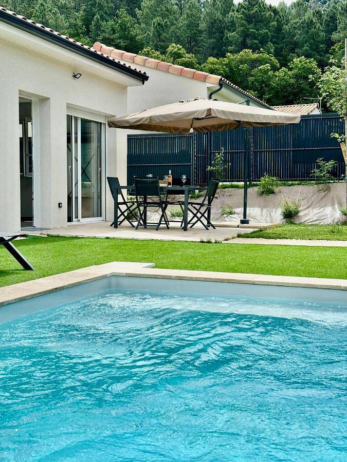 Location de vacances pour 8 personnes, avec jardin ainsi que piscine et vue, animaux acceptés à Pont-de-Labeaume - 3