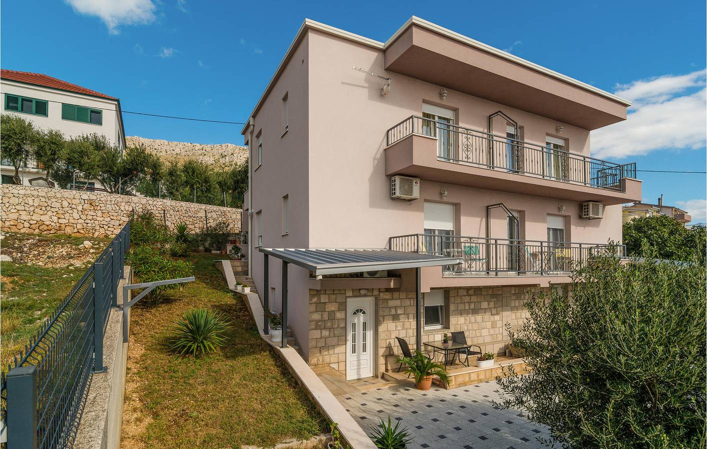 Ganze Ferienwohnung, Gemütliche 300 m zum Strand: Klimatisierte Wohnung mit Terrasse und Parkplatz in Dugi Rat, Split-Dalmatien