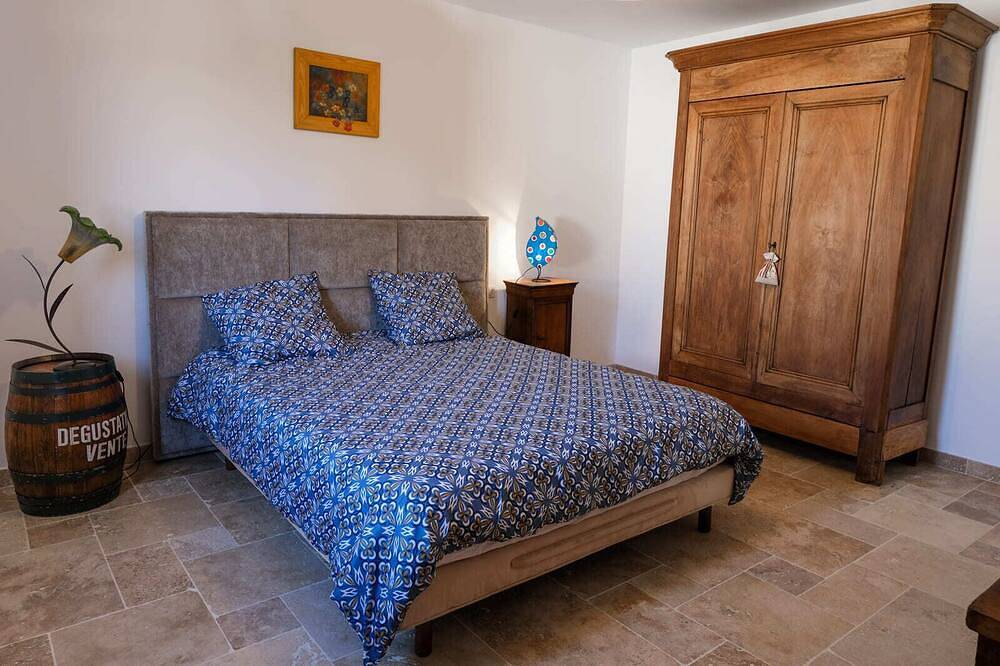 Half of Mas de la Roncière in Sorgues, Vaucluse