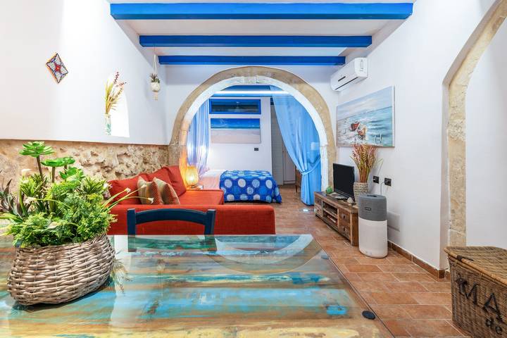 Hel lägenhet, Apartment "Lampara" with Terraces & Wi-Fi in Spiaggetta di Cala Rossa, Syrakusa